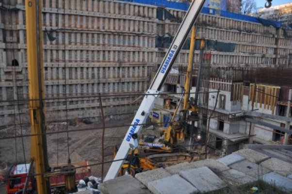 Se lucrează la mall-ul de pe strada Traian - iată galerie foto!